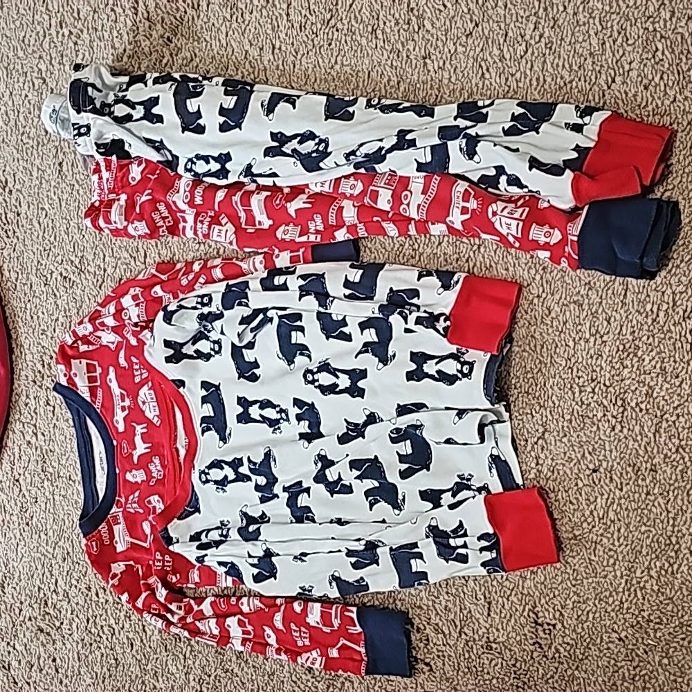 $7 ADD TO BUNDLE TO LOWER PRICE 5t pajamas boys carters